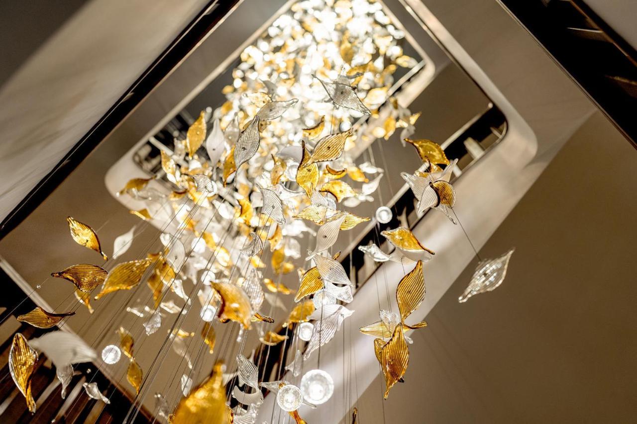 The Fullerton Ocean Park Hotel Hong Kong Exterior photo The staircase chandelier
